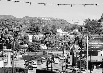 从奥斯卡奖的颁奖地好莱坞高地眺望远处山坡上的好莱坞标志。