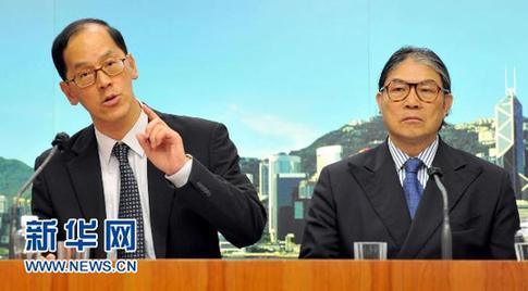 9月21日，香港特区政府民政事务局局长曾德成（左）回答记者提问。