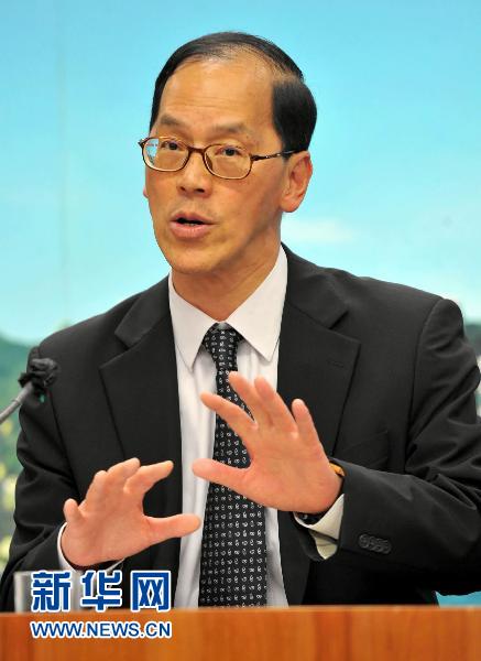 9月21日，香港特区政府民政事务局局长曾德成回答记者提问。新华社记者卢炳辉摄
