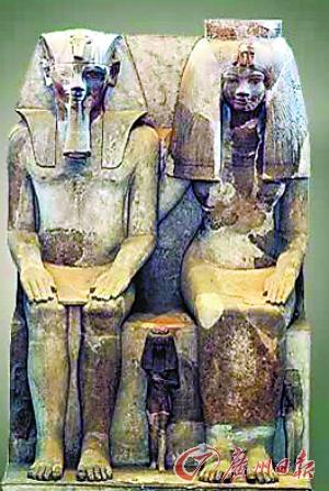 法老和泰雅王后的雕像。 