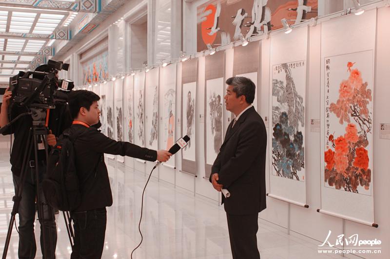 中国美术大师王界山接受媒体采访。 人民网记者 李琰 摄