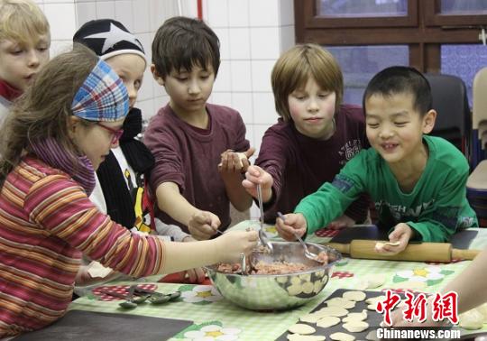 天文馆旁小学的孩子们在“中文之夜”包饺子。　中国驻德使馆教育处供图 摄