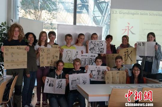 从学习用毛笔写自己的中文名字开始，许多德国小朋友开始慢慢喜欢上了方块字。　中国驻德使馆教育处供图 摄