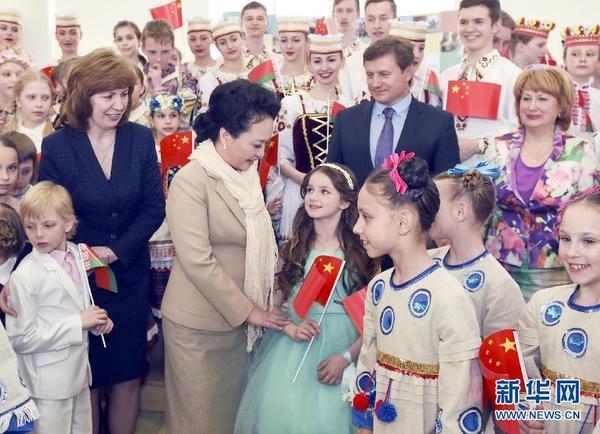 5月11日，习近平主席夫人彭丽媛在明斯克参观白俄罗斯国家儿童和青少年艺术创作中心。这是彭丽媛同孩子们亲切交流。 新华社记者 李学仁 摄 图片来源：新华网