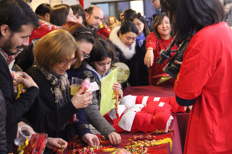 2月1日（农历大年初二）马德里中国文化中心举行新春联欢活动，吸引了数百名西班牙民众和旅西华侨华人参加，大家一起欣赏中国民乐、写福字、做剪纸、猜灯谜、看电影，一片热闹的过年气象。
