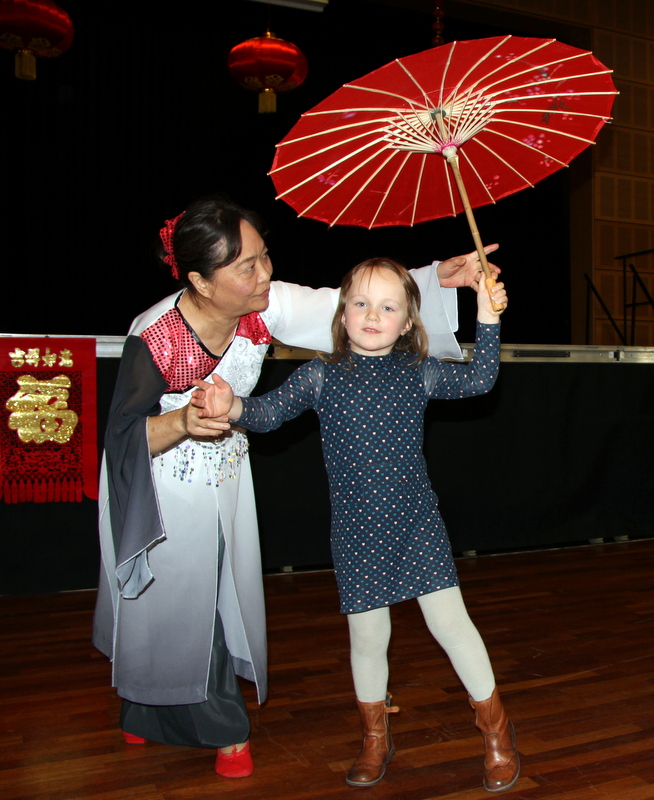 当地一名华人舞蹈演员现场教授欧盟第二中学一名小学生跳中国民族舞蹈。记者任彦摄
