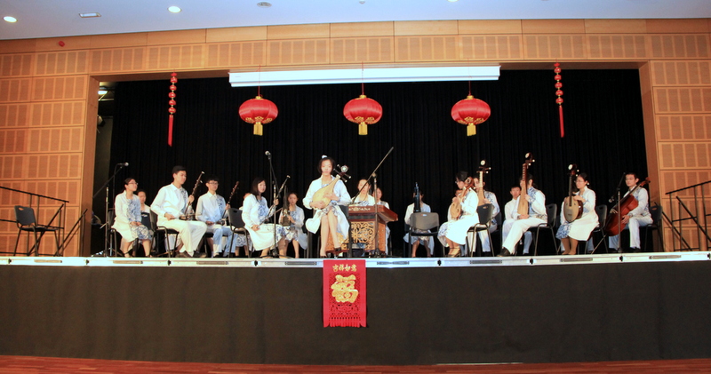 清华附中金帆民乐团在欧盟第二中学演出。记者任彦摄