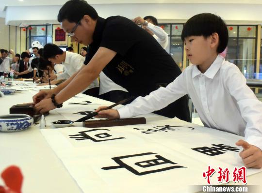 广西青少年活动中心学生进行现场书法表演。　蒋雪林 摄