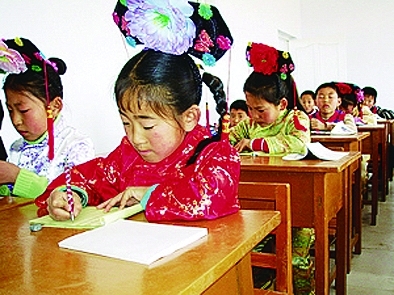 满族小学生正在学习使用满文。