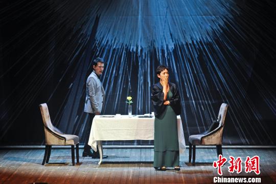 黑色幽默话剧《亲密》3日晚在北京结束首轮演出。王海燕、于洋在剧中上演一段复杂的感情。　马海燕 摄