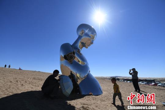 11国户外雕塑亮相甘肃民勤“唤醒”沙漠借艺术倡环保