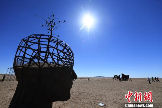 来自11个国家的26件不同材质、不同风格的户外雕塑在甘肃武威市民勤县苏武沙漠大景区集中展出，为当地民众及游客奉上了一场艺术盛宴。　杨艳敏 摄