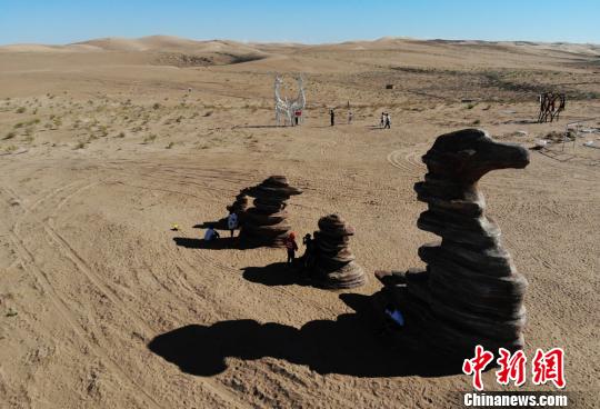 图为展出的沙漠雕塑作品。　杨艳敏 摄