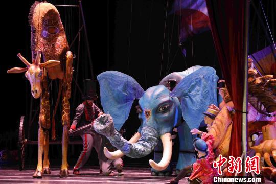 该表演使用与真实动物1:1比例制作的巨型木偶，倡导尊重生命的主流价值观。　郝知新 摄