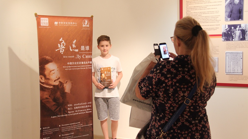 一对学习汉语的母子正在拍照留念。
