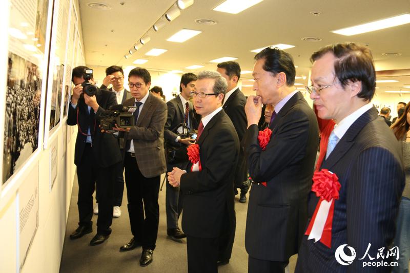 中国驻日本大使程永华与日本前首相鸠山由纪夫参观图片展