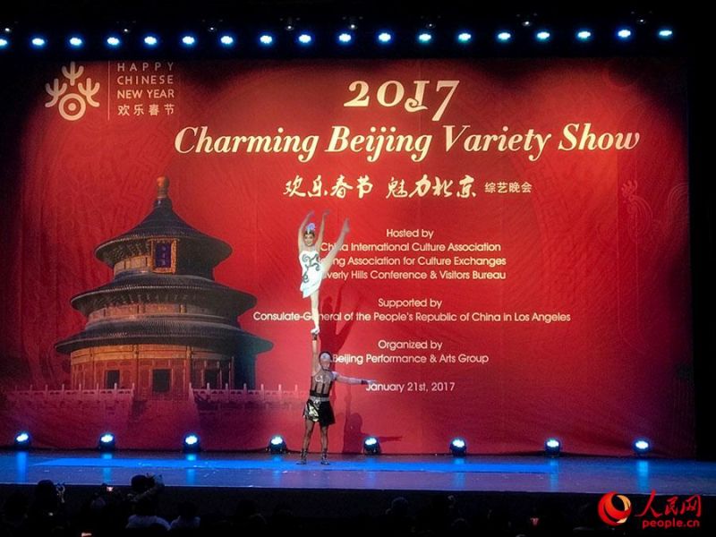 中国杂技团演员表演《邀月弄影-芭蕾对手顶》节目。廖政军摄