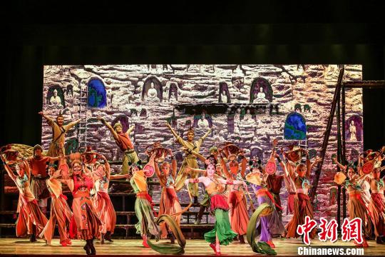 有着“可移动的敦煌”“中国版《罗密欧与朱丽叶》”之称的舞剧《大梦敦煌》由兰州歌舞剧院创作演出，该剧以古代敦煌为时空背景，讲述青年画师莫高和少女月牙的动人爱情故事。　兰州演艺集团供图 摄