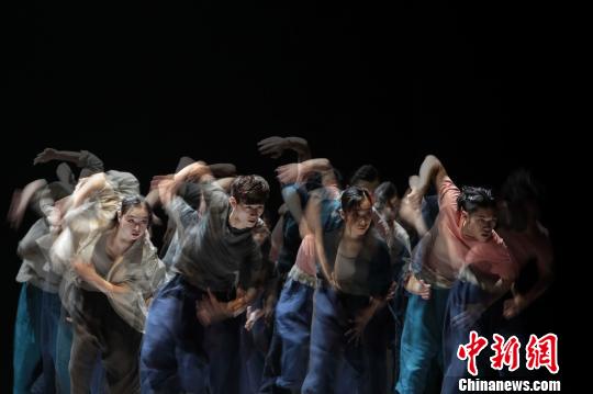 广东现代舞团创作表演的《潮速》剧照。　林小怡 摄