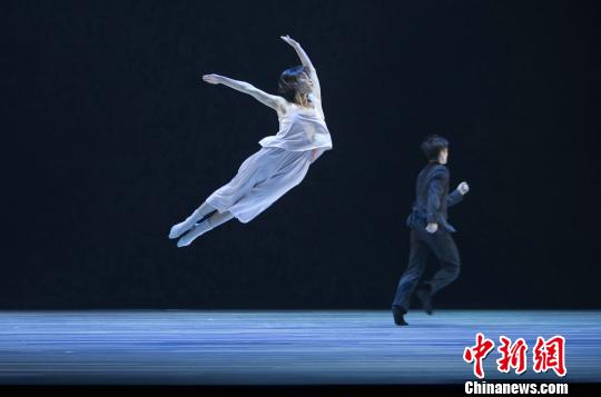 广东现代舞团创作表演的《潮速》剧照。　林小怡 摄