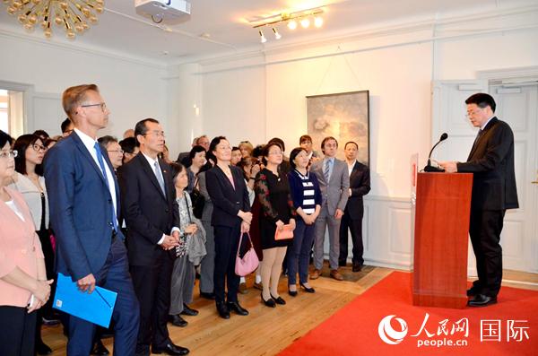 安徽省副省长杨光荣向来宾介绍安徽的历史文化 。周鲲 摄