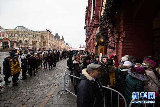 2月9日，在俄罗斯莫斯科，人们在历史博物馆外排队等待参观。