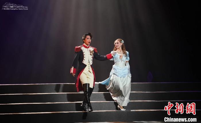 日本宝冢歌剧团OG在《剑与爱的光芒-爱着拿破仑的女人们》中的剧照。主办方供图