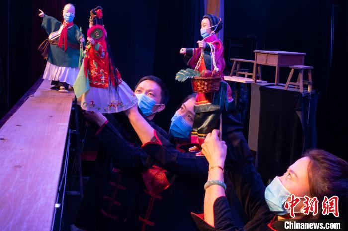 晋江市掌中木偶剧团演员熟练地操纵着手中的木偶。　颜英婷 摄