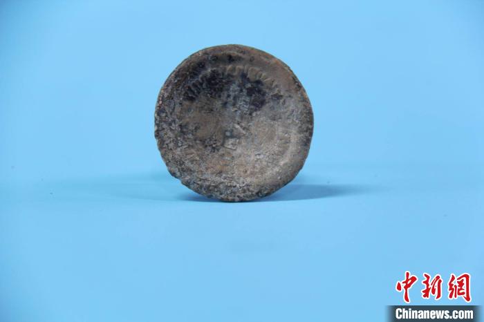 图为西汉时期“龙纹铅饼”。成都文物考古研究院供图