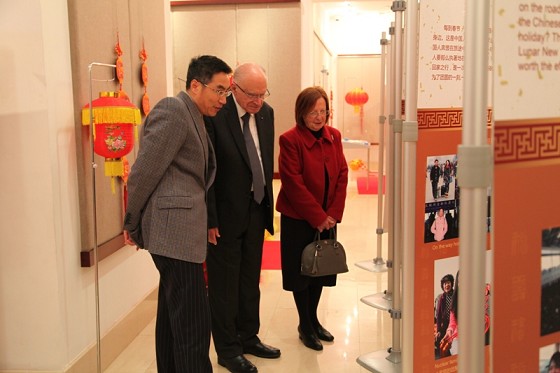 马耳他前总统鲍尼奇夫妇参观《体验春节展》