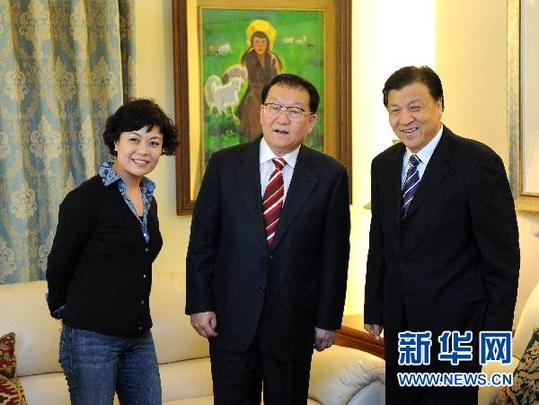 这是1月24日，李长春来到中国作家协会主席、著名作家铁凝家中慰问。新华社记者刘建生摄 