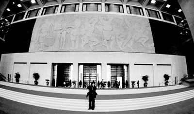 国博新馆的大厅内陈列着一座大型浮雕摄/记者 黑克