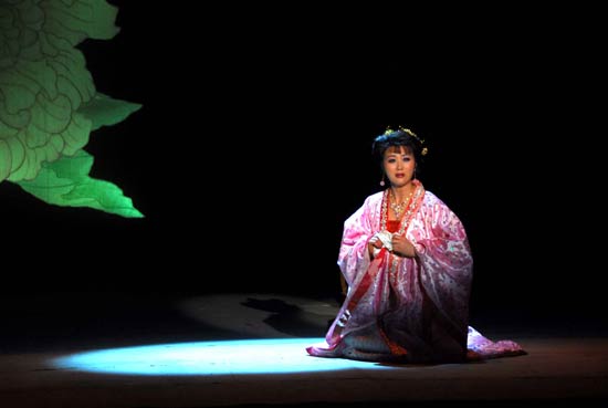天津人民艺术剧院推出的小剧场话剧《花蕊夫人》于22日至24日在国家大剧院上演。