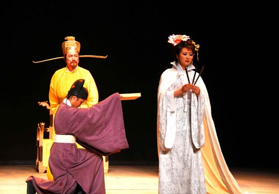 天津人民艺术剧院推出的小剧场话剧《花蕊夫人》于22日至24日在国家大剧院上演。