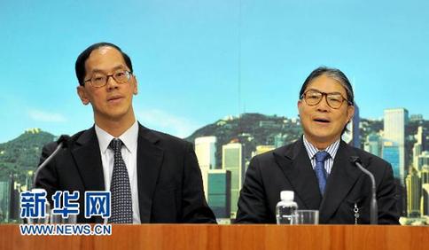 9月21日，中国香港体育协会暨奥林匹克委员会会长霍震霆（右）在新闻发布会上讲话。新华社记者卢炳辉摄