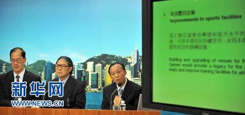 9月21日，申办亚运会专责小组组长陈育德（右）讲述申办时支出款项用途。新华社记者卢炳辉摄