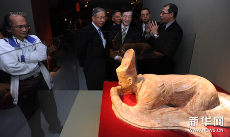 观众观看陕西省考古研究院典藏的跪拜俑。