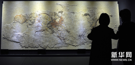 观众观看陕西省考古研究院典藏的马球图。