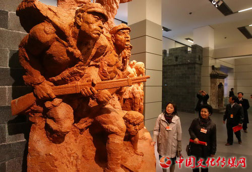 3月9日下午，部分全国政协委员利用会议间隙来到刚刚开放的中国国家博物馆新馆，参观“复兴之路”展览。中国文化传媒网记者 卢旭 摄