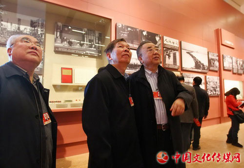 3月9日下午，部分全国政协委员利用会议间隙来到刚刚开放的中国国家博物馆新馆，参观“复兴之路”展览。中国文化传媒网记者 卢旭 摄
