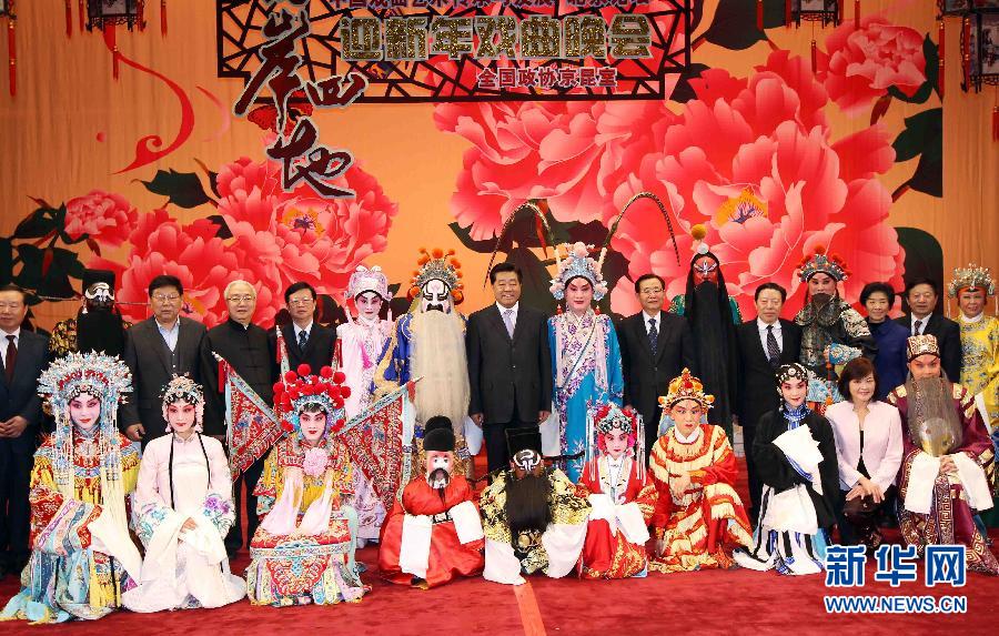 （时政）贾庆林出席观看两岸四地中国戏曲艺术传承与发展·北京论坛举办的戏曲晚会