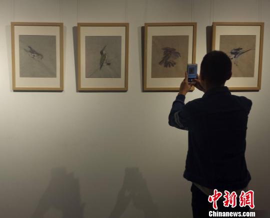 第五届中国青年美术作品展览18日太原美术馆开展，该展自1957年举办以来已走过近60个年头，是国家级的综合大展。此次共展出中国青年美术家的300件作品，展览囊括中国画、油画、版画、雕塑、水彩？粉画、漆画、插画？连环画、综合材料等8个类别。　胡健 摄