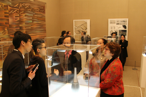 中法嘉宾观看中国风格艺术设计展览