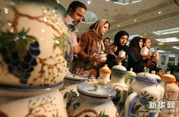     （4）6月14日，人们在伊朗首都德黑兰举行的首届国际手工艺品展上参观。新华网图片 哈拉比萨斯 摄