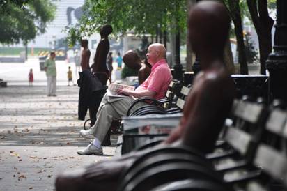 纽约市民在街上的长椅上看书休闲。人民网李牧摄