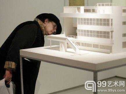 2008年，在伦敦芭比肯美术馆呈现的一场展览中，一位参观者正在欣赏瑞士裔建筑师勒·柯布西耶（Le Corbusier）的一件作品模型