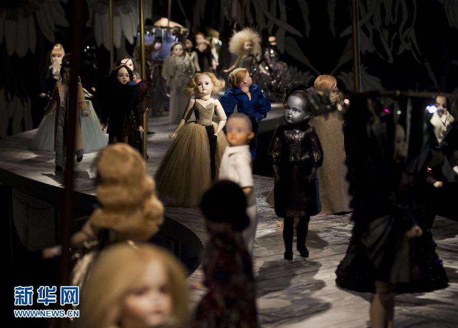 加拿大皇家安大略博物馆展出时装玩偶