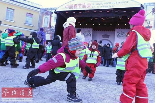1月30日，赫尔辛基市中心，芬兰小孩模仿武术表演。北京体育大学武术表演队当天上午在赫尔辛基进行儿童专场表演，1300名幼儿园儿童到场观看。（摄影 李骥志）