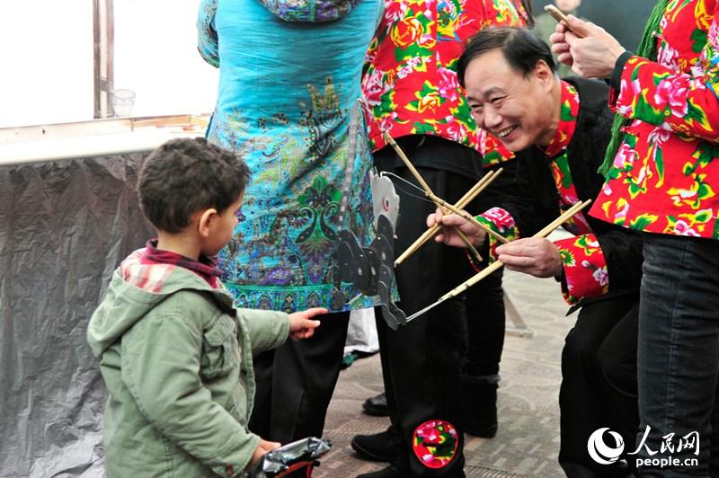 “你喜欢么？”陕西省民间艺术剧院国家一级演员窦晓宇与小男孩之间的交流。人民网记者 何小燕 摄