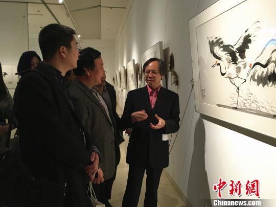 清华美院院长鲁晓波在其作品前讲述他的创作过程。　高红超 摄
